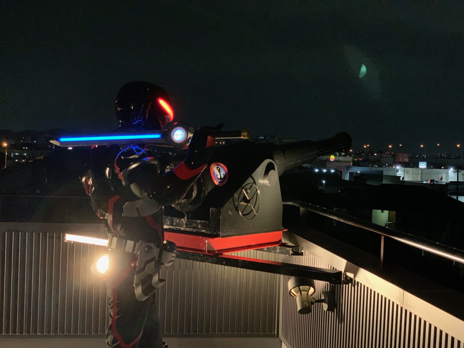 夜景を背に、クロフネ砲に手をかけるクロフネマン