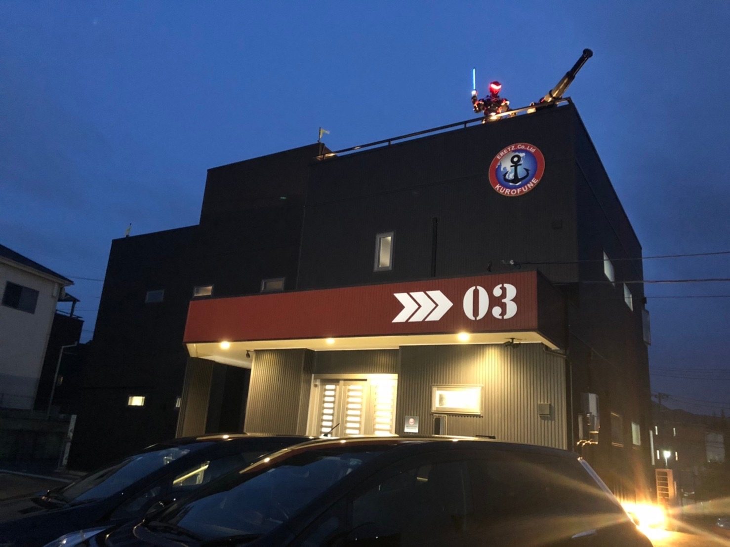 夕暮れの KUROFUNE BASE。屋上にクロフネ砲